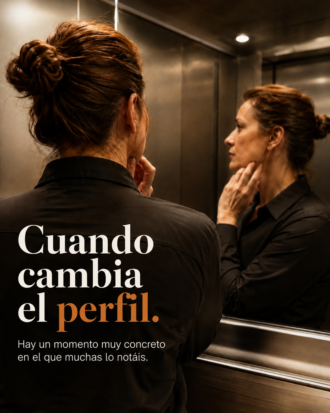 Mujer mirándose de perfil en el espejo de un ascensor. Texto: Cuando cambia el perfil.