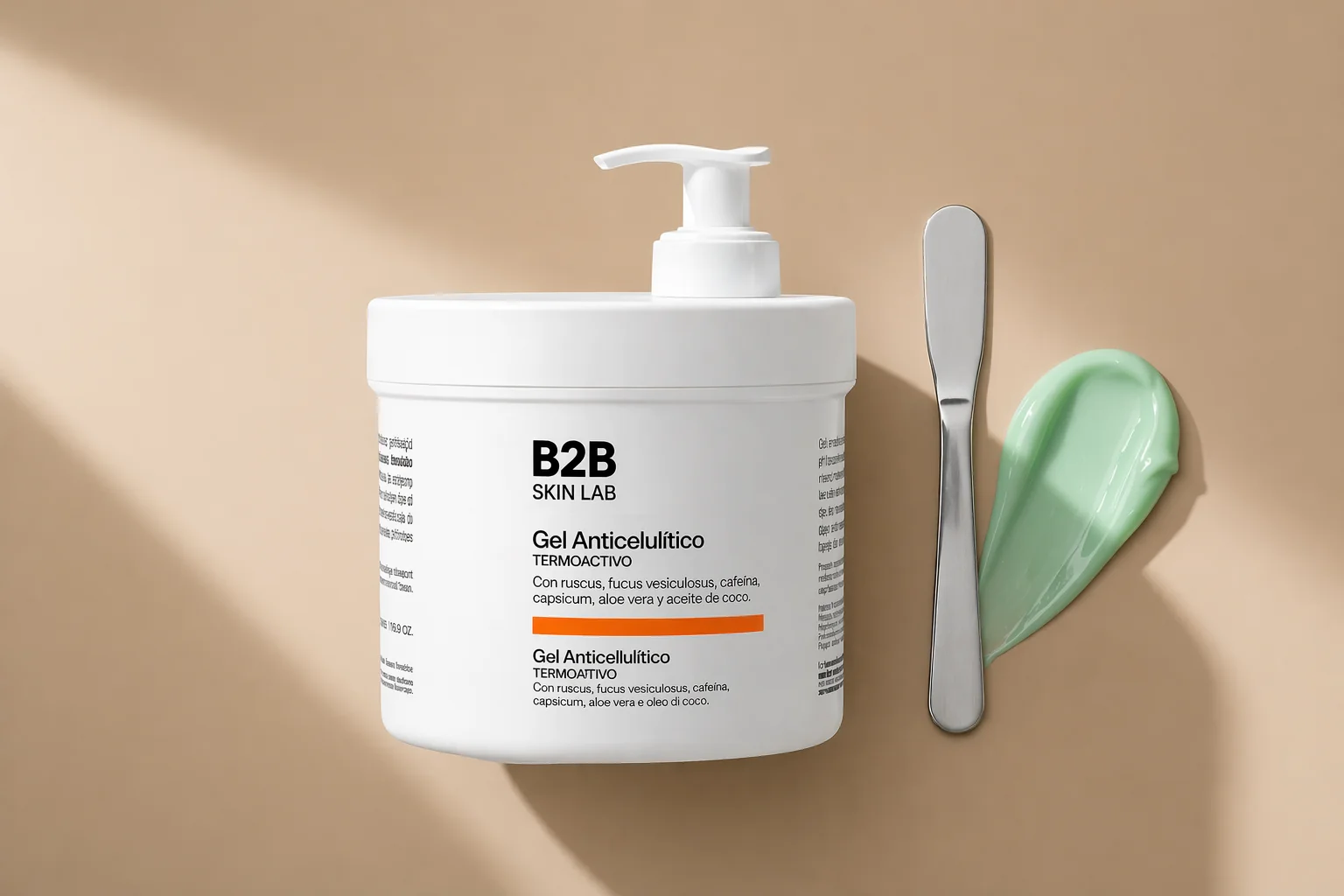 Envase de cosmética profesional B2B SkinLab con dosificador pump sobre superficie beige arena, espátula profesional al lado